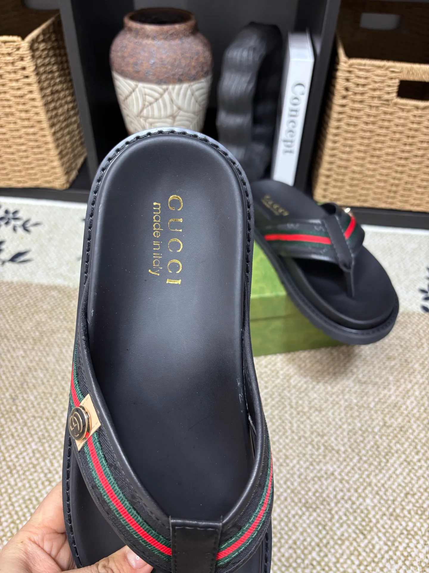 Factory 💰 300 yuan Gucci slippers] high-end men's shoes brand official website 1:1 latest masterpiece: original mold customization, the fabric is made of imported original materials, upgraded outsole, lighter and non-slip. The market's top quality, simple yet tasteful, a must-have for fashionistas, fashionable at your feet, full of confidence, the same style at the counter 👍The season of summer slippers is here. Code: 38-45 (45 customized)